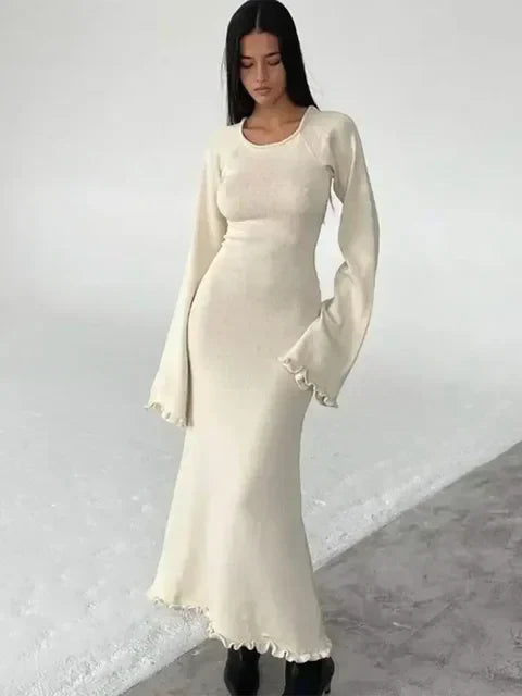 Lena Elegantes Maxikleid aus Strick | Offener Rücken & Subtile Rüschen