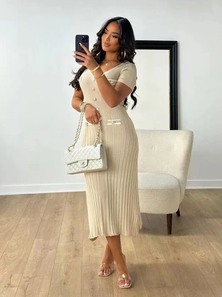 Camille | Bodycon Kleid aus Maschenware mit V-Ausschnitt und raffinierter Knopfleiste