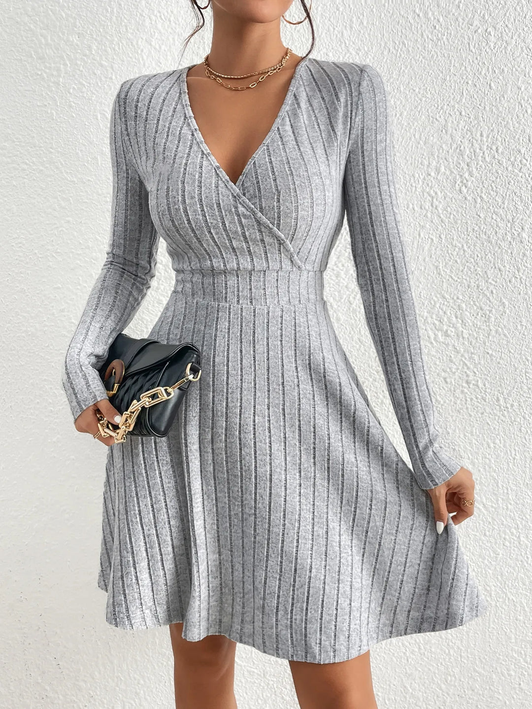 Amandine Schickes Strickkleid | V-Ausschnitt & Lange Ärmel