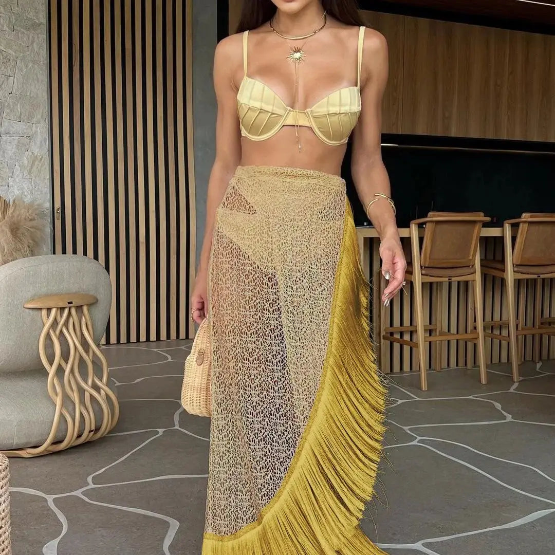Elisa Raffiniertes Strandoutfit mit Spitzenrock & eleganten Fransen | Bohemian & Chic