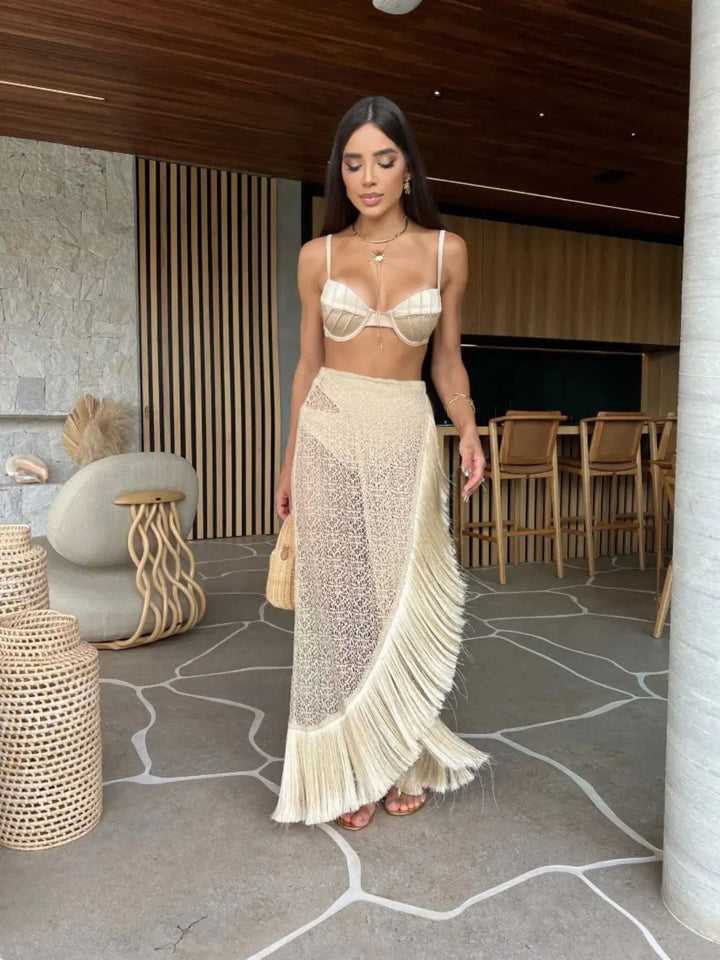Elisa Raffiniertes Strandoutfit mit Spitzenrock & eleganten Fransen | Bohemian & Chic