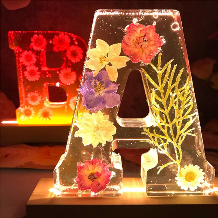 Harzlampe mit getrockneten Blumen und personalisiertem Brief | Dekoratives LED-Nachtlicht