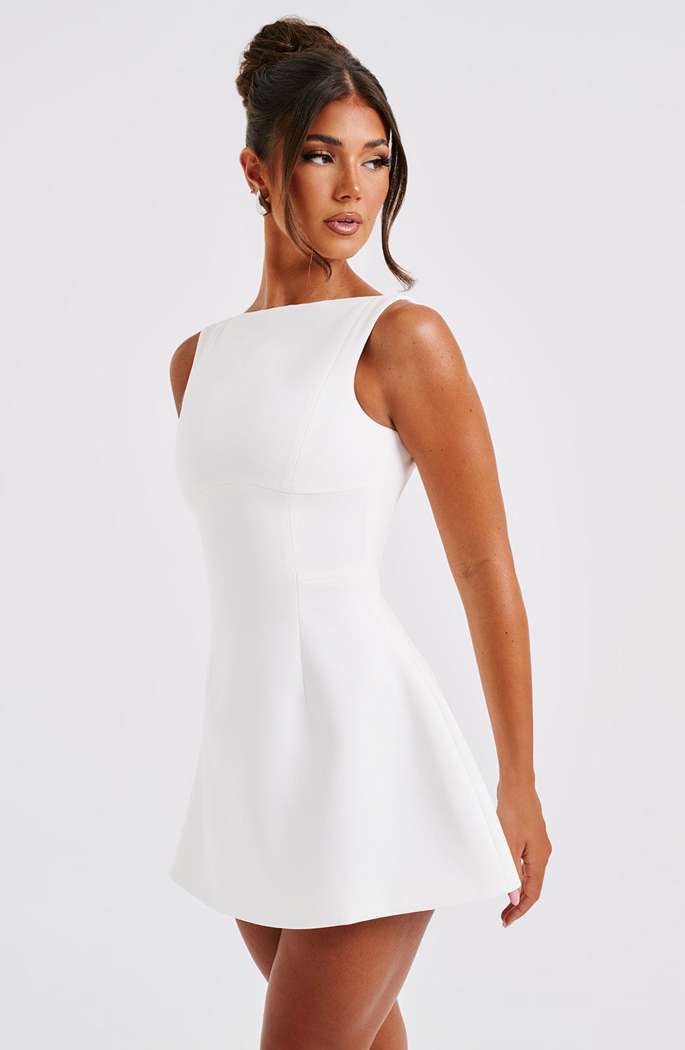 Vestido mini Isalya con cuello halter | Blanco puro y elegancia atemporal
