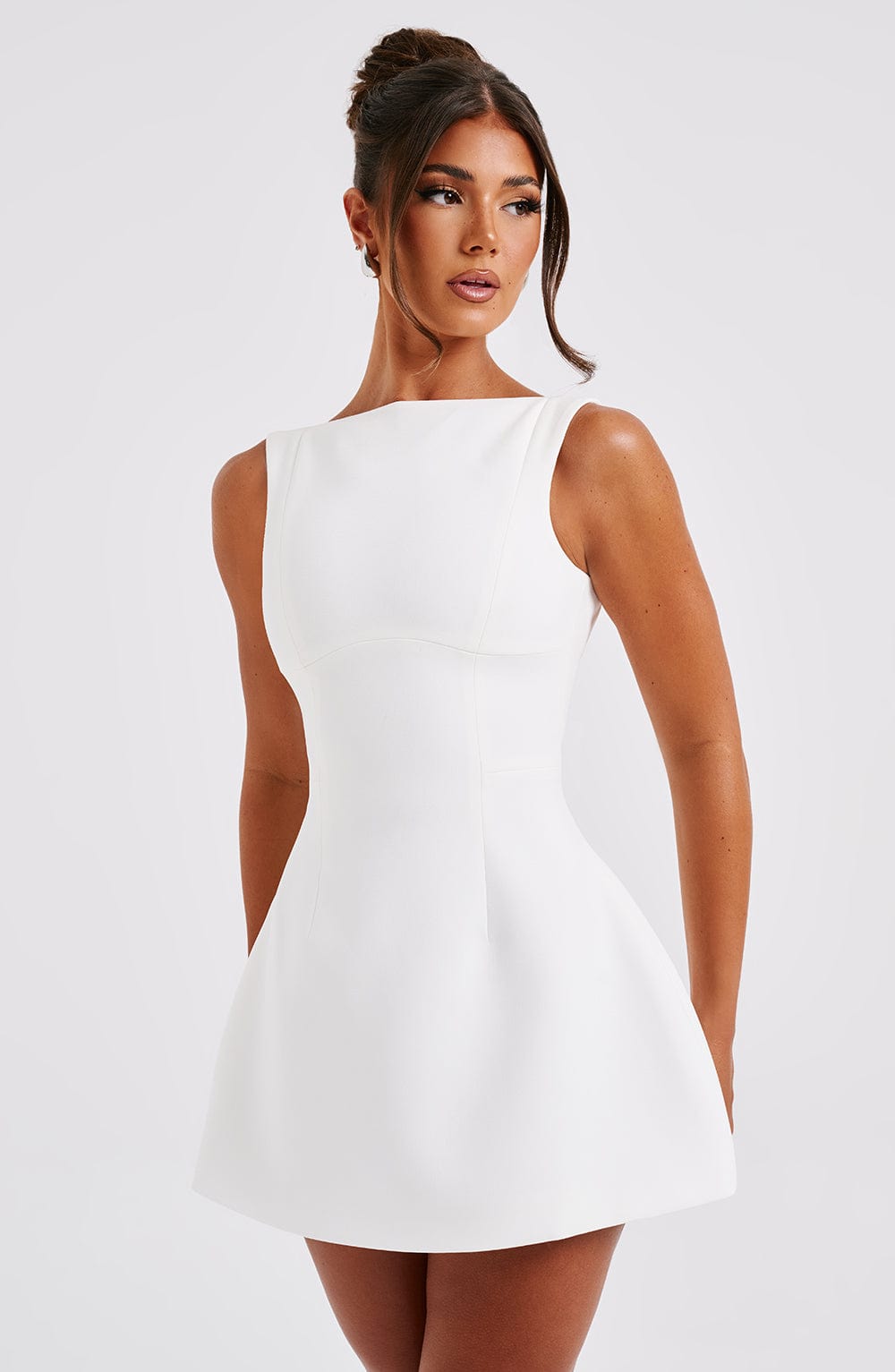 Vestido mini Isalya con cuello halter | Blanco puro y elegancia atemporal