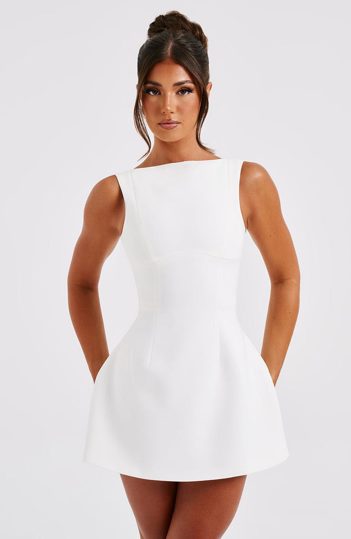 Vestido mini Isalya con cuello halter | Blanco puro y elegancia atemporal