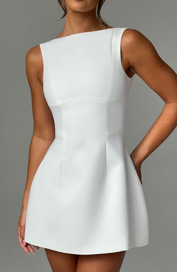 Vestido mini Isalya con cuello halter | Blanco puro y elegancia atemporal
