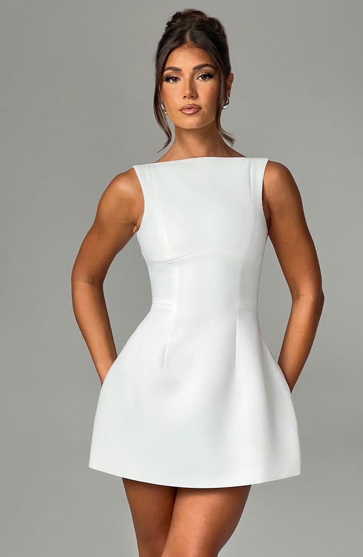 Vestido mini Isalya con cuello halter | Blanco puro y elegancia atemporal