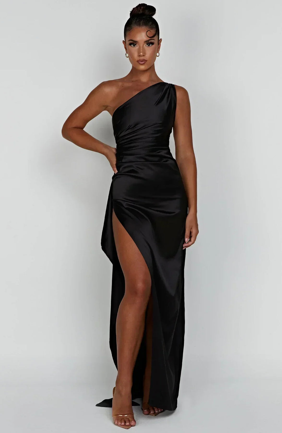 Jaida Abendkleid aus Satin | Asymmetrisches One-Shoulder Design mit hohem Schlitz und verstellbaren Trägern