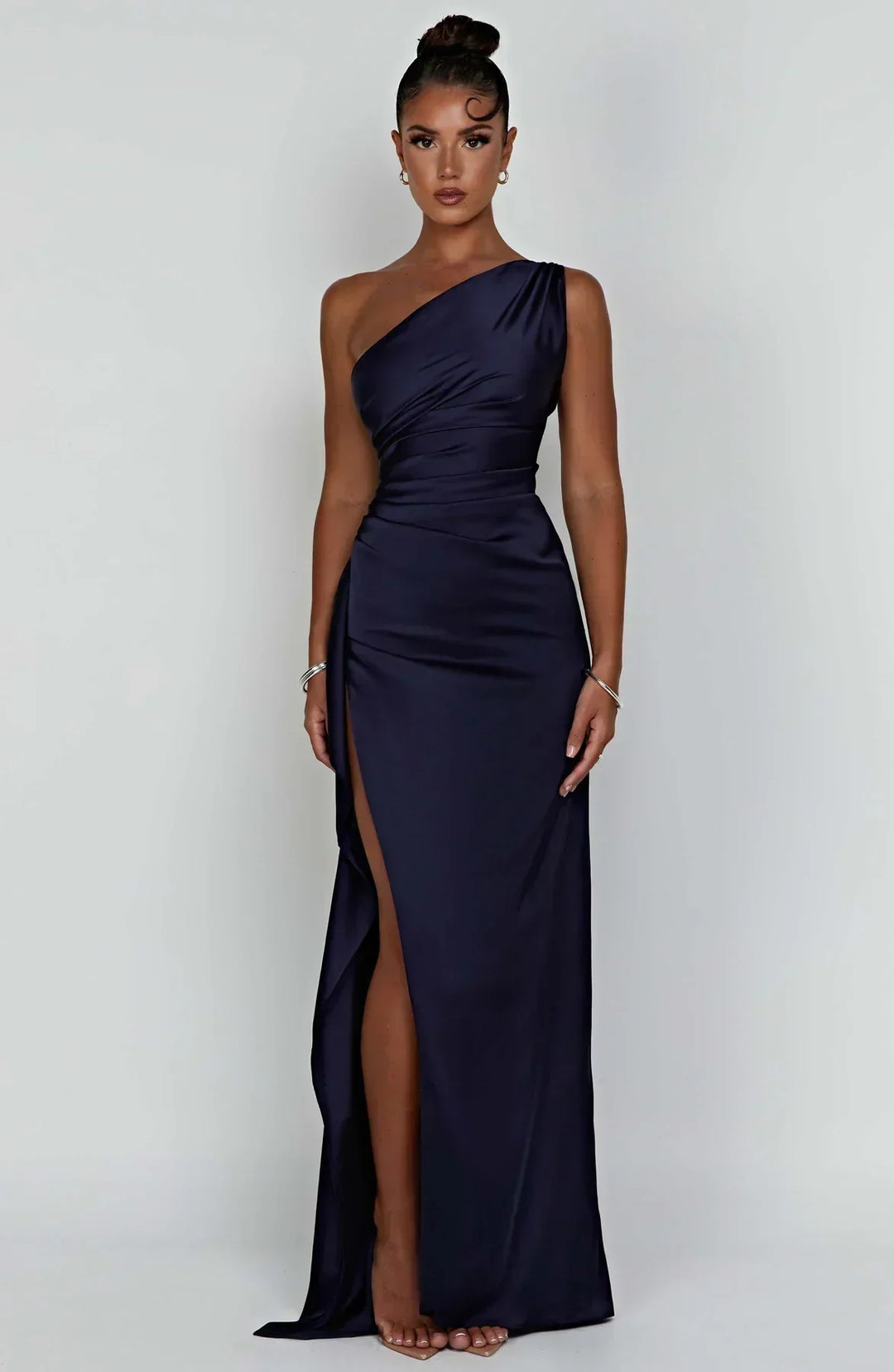 Jaida Abendkleid aus Satin | Asymmetrisches One-Shoulder Design mit hohem Schlitz und verstellbaren Trägern