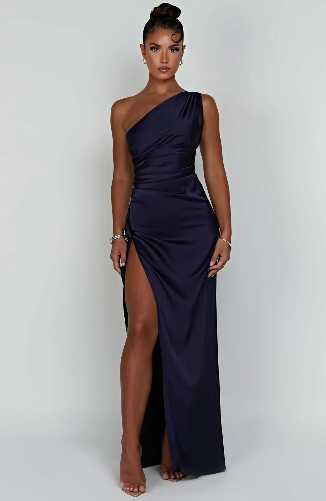 Jaida Abendkleid aus Satin | Asymmetrisches One-Shoulder Design mit hohem Schlitz und verstellbaren Trägern