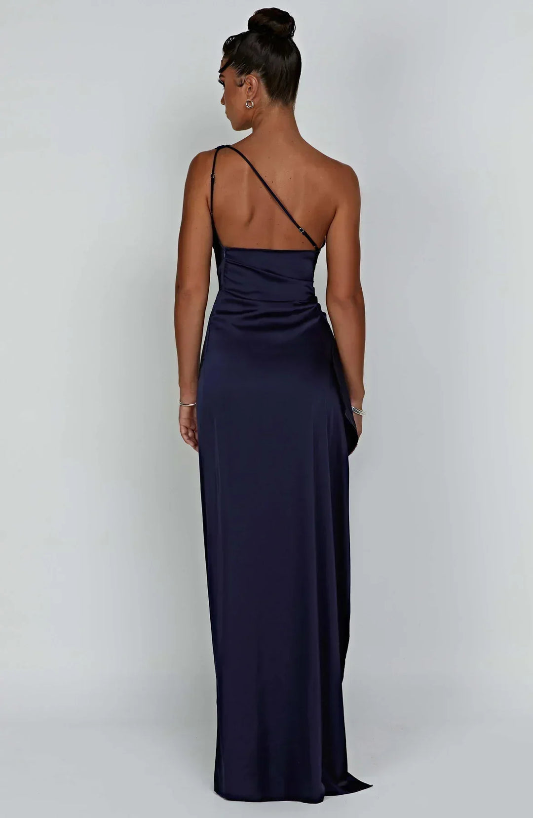 Jaida Abendkleid aus Satin | Asymmetrisches One-Shoulder Design mit hohem Schlitz und verstellbaren Trägern