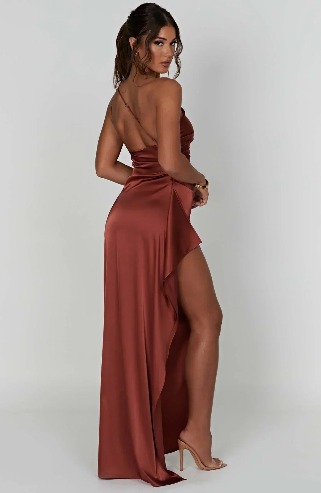 Jaida Abendkleid aus Satin | Asymmetrisches One-Shoulder Design mit hohem Schlitz und verstellbaren Trägern