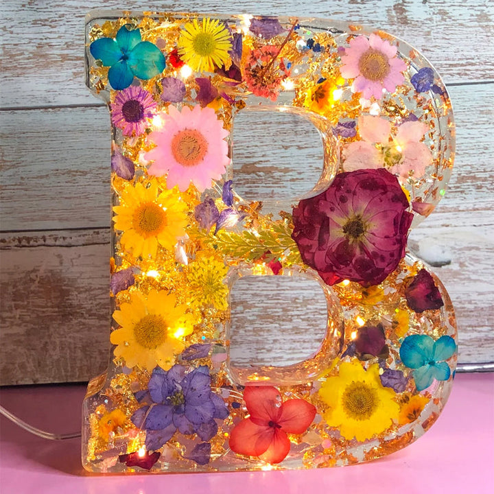 Harzlampe mit getrockneten Blumen und personalisiertem Brief | Dekoratives LED-Nachtlicht