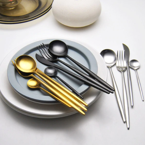 24-teiliges Edelstahl-Besteckset in Gold-Silber – RoyalGlow Luxusbesteck