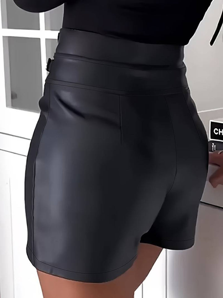 Hanesa Damen Leder Shorts mit Schnallen | Eleganz & Kühnheit