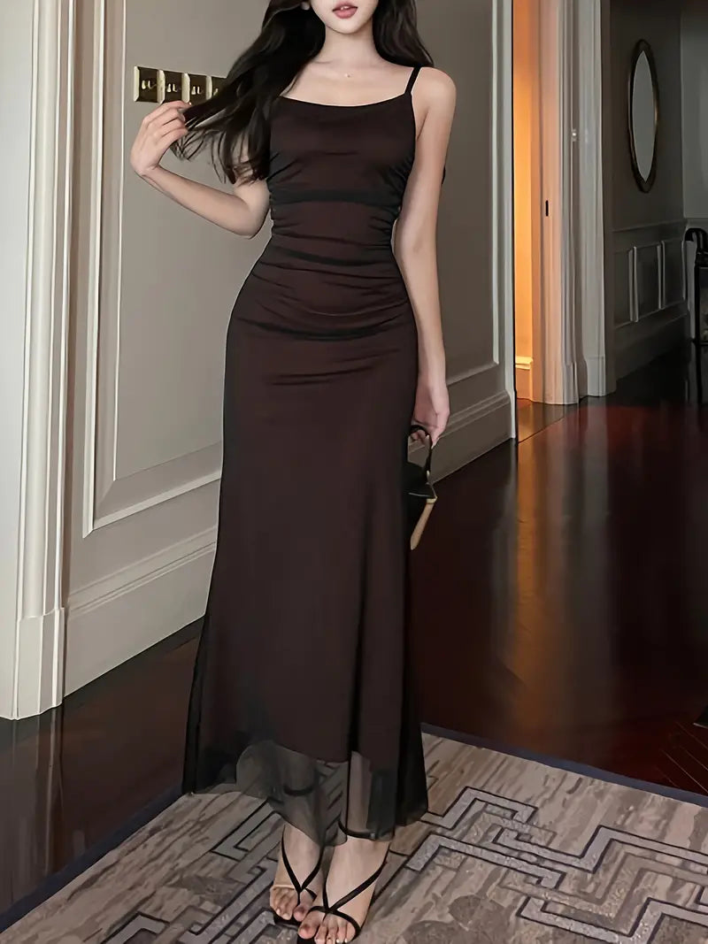 Glamouröses Midi-Kleid | Ärmellose Eleganz und Trompetenschnitt
