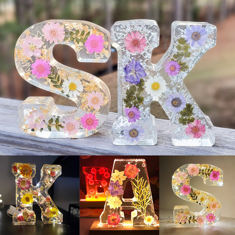 Harzlampe mit getrockneten Blumen und personalisiertem Brief | Dekoratives LED-Nachtlicht