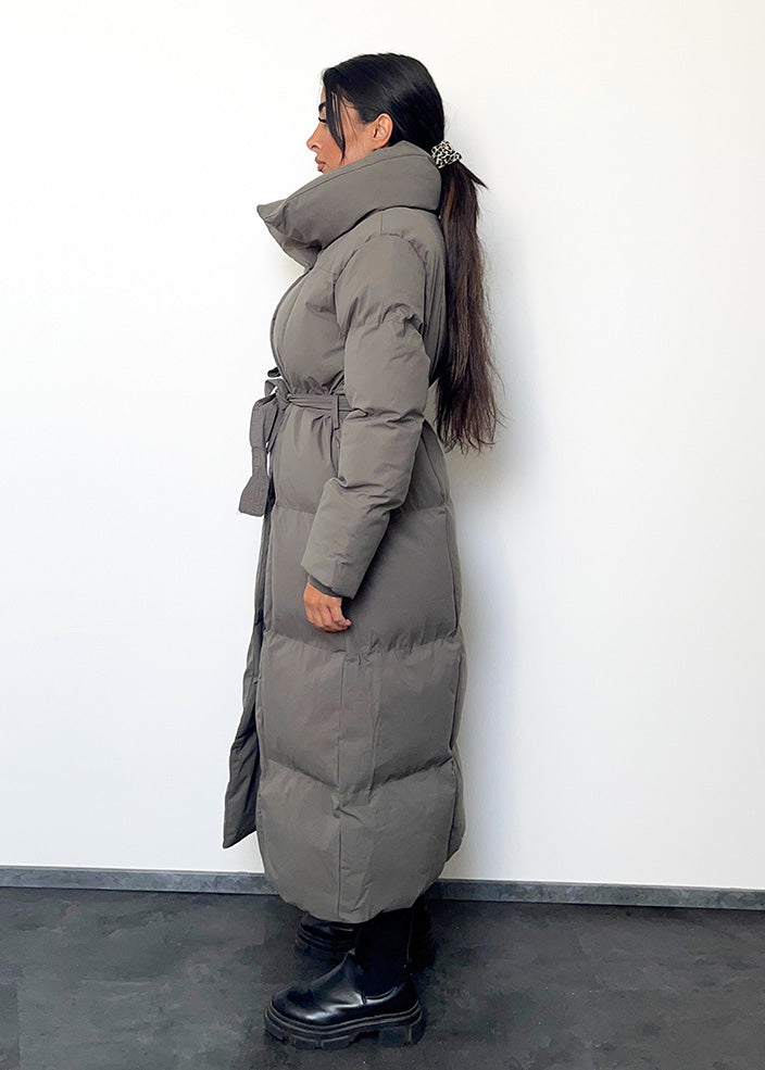 Lange Winterjacke mit Gürtel