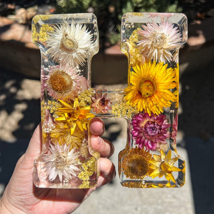 Harzlampe mit getrockneten Blumen und personalisiertem Brief | Dekoratives LED-Nachtlicht