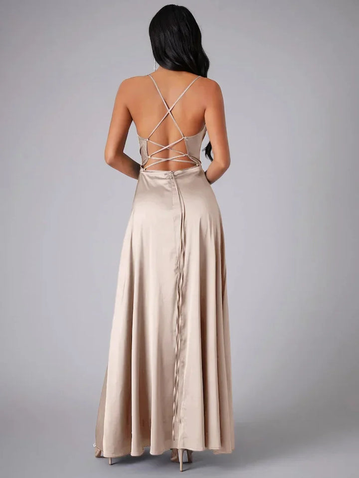 Alvaree | Satin Abendkleid mit hohem Schlitz und offenem Rücken