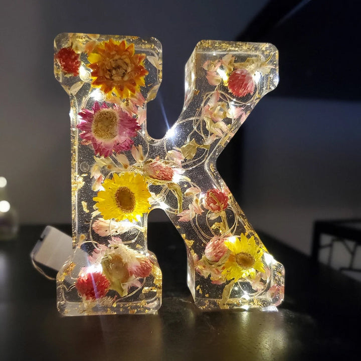 Harzlampe mit getrockneten Blumen und personalisiertem Brief | Dekoratives LED-Nachtlicht
