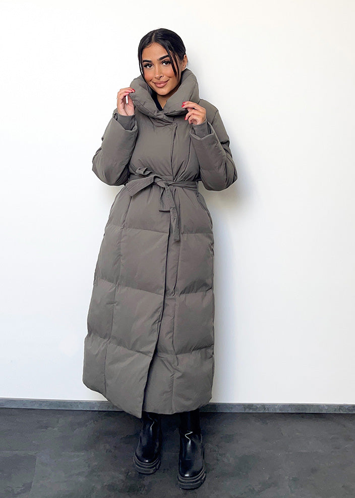 Lange Winterjacke mit Gürtel