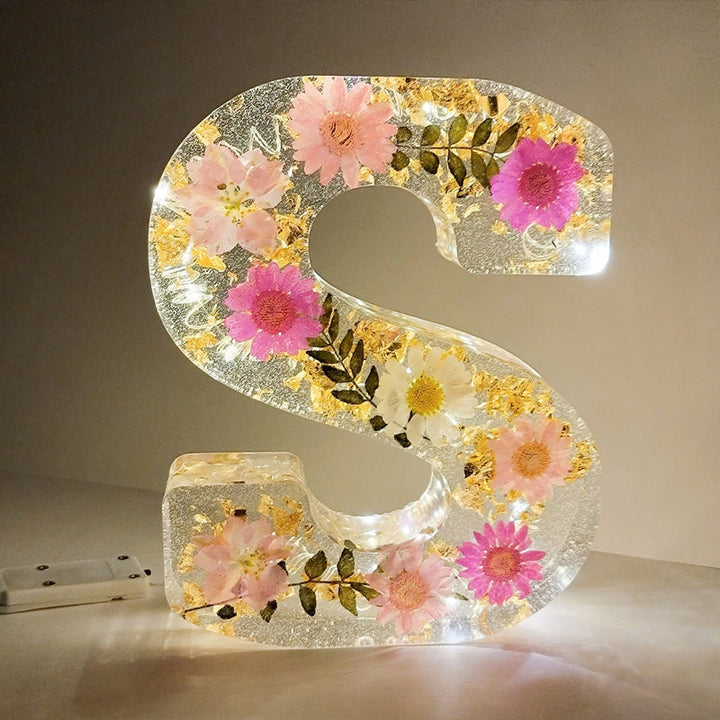 Harzlampe mit getrockneten Blumen und personalisiertem Brief | Dekoratives LED-Nachtlicht