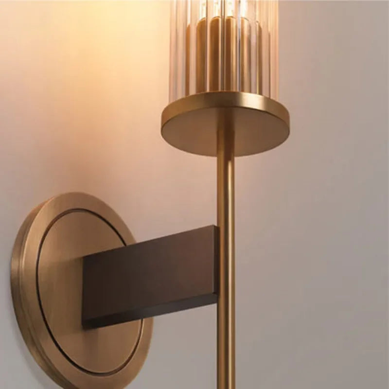 Möni | Moderne Wandleuchte aus geriffeltem Glas und Kupferfinish