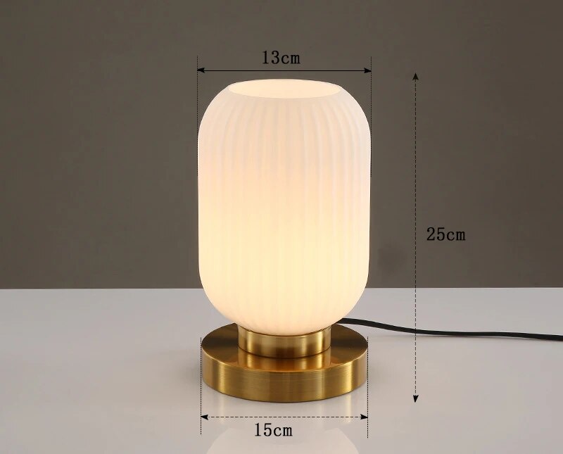 Nordisches Design Tischlampe aus Glas - Moderne LED Eleganz