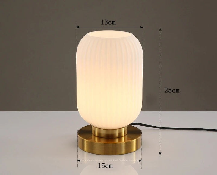 Nordisches Design Tischlampe aus Glas - Moderne LED Eleganz